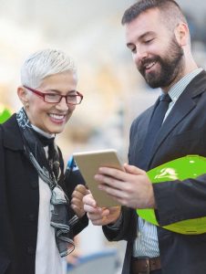 Eine Frau und ein Mann schauen gemeinsam auf ein Tablet