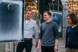 Drei Männer in einer Produktionshalle